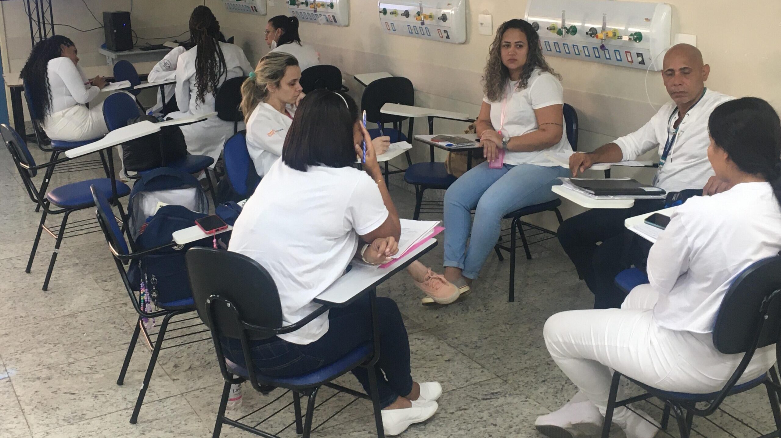 DISCUSSÃO DE CASOS CLÍNICOS COM ACADÊMICOS DE ENFERMAGEM